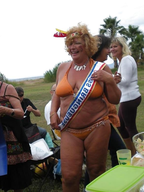 24P Women with saggy tits in swimsuit.