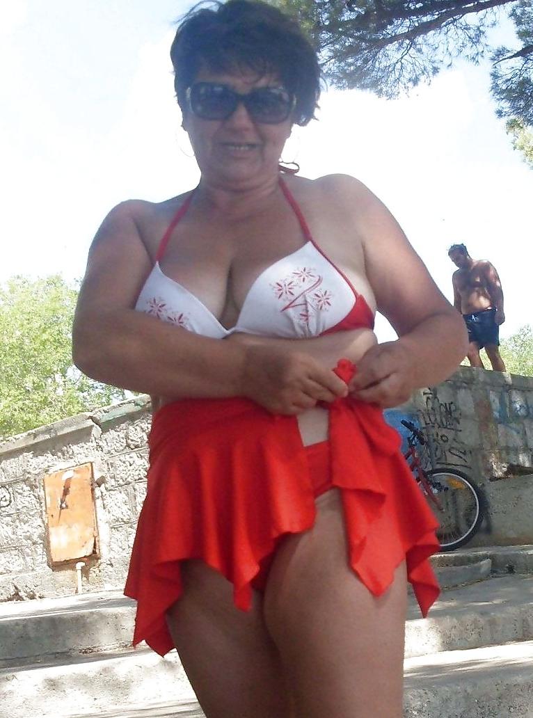 24P Women with saggy tits in swimsuit.