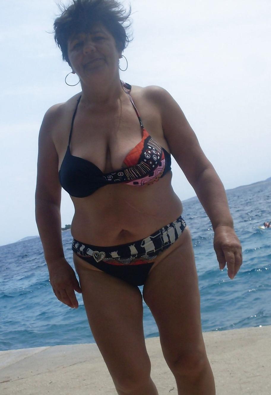 24P Women with saggy tits in swimsuit.
