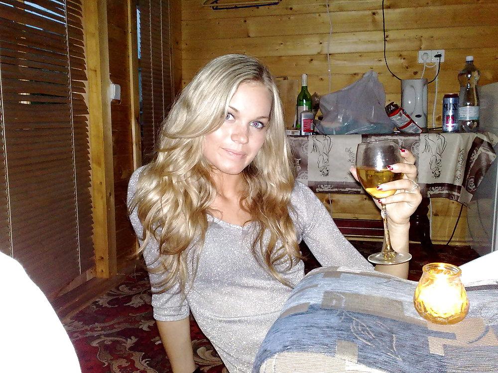 25P Stolen Pics - Blonde with a nice body