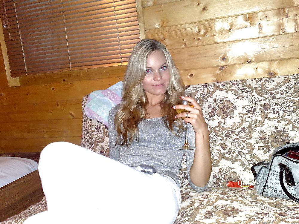 25P Stolen Pics - Blonde with a nice body