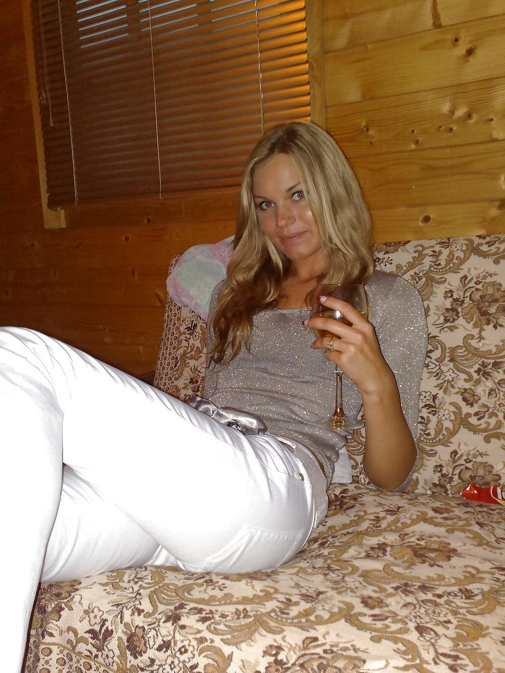 25P Stolen Pics - Blonde with a nice body