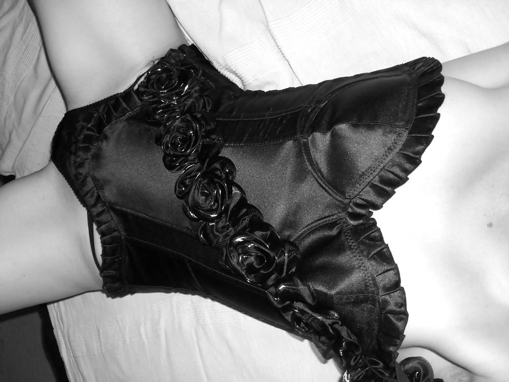 6P Black Corset Gal