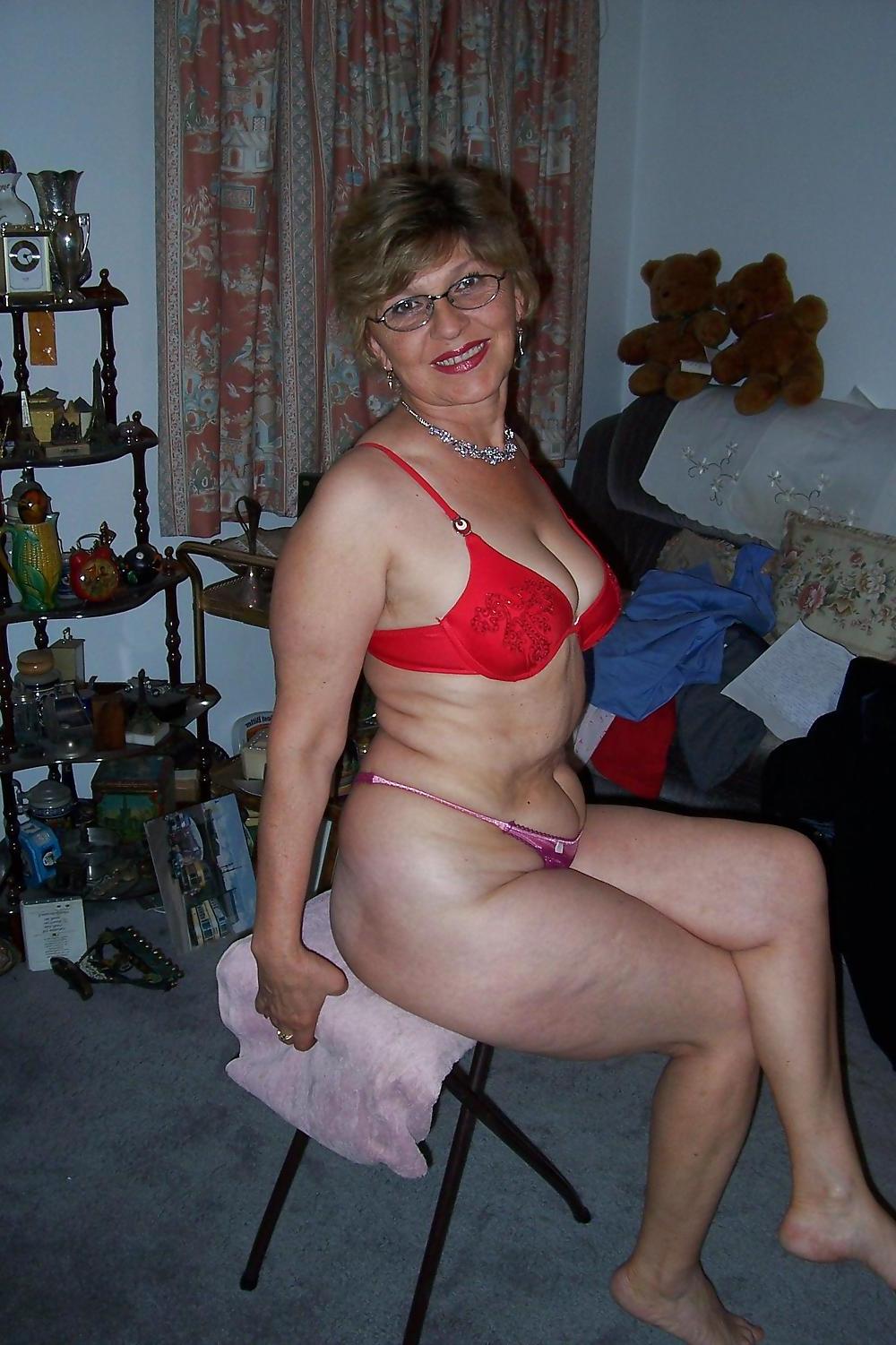 25P Granny with great body