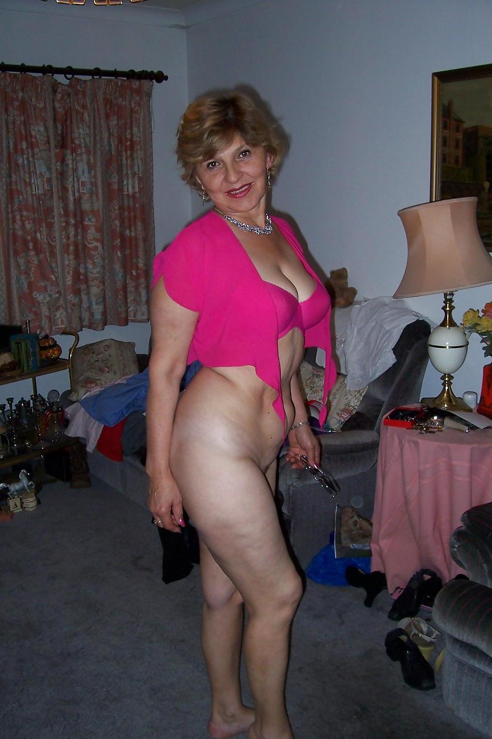 25P Granny with great body