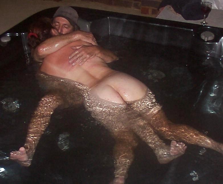 12P Mature Cpl - Spa Fuck