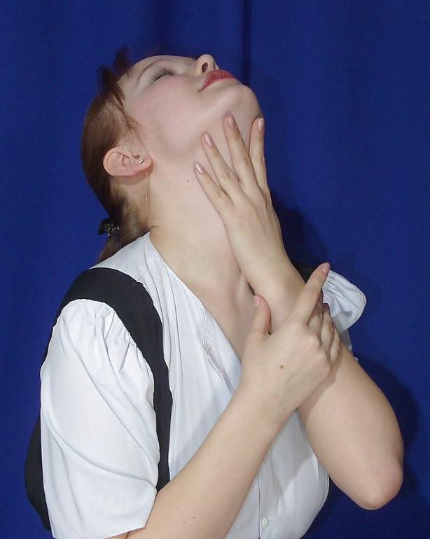 25P Busty russian amateur Dodo putting on some cream