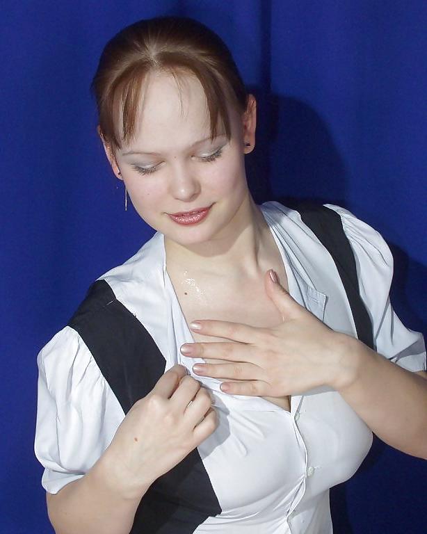 25P Busty russian amateur Dodo putting on some cream