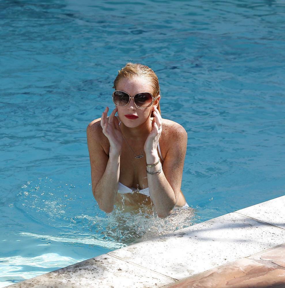 6P Lindsay Lohan ... Hot Red Lipstick By The Pool