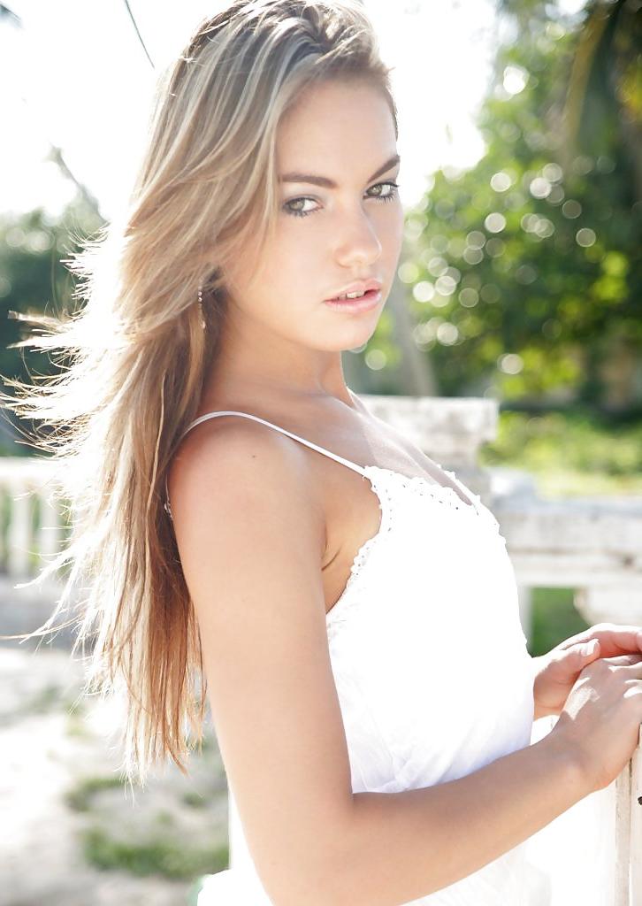 25P Sexy girl in white dress