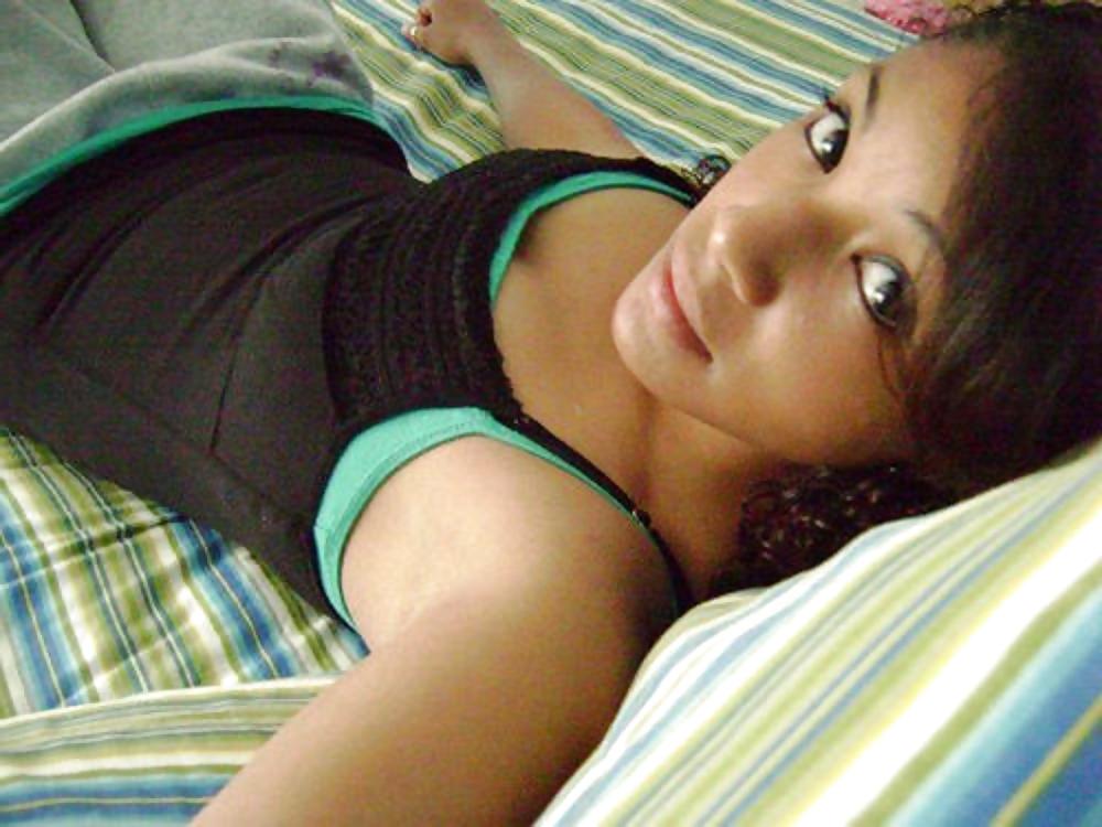 15P Beautiful Selfshot Amateur Showing Off Her Body