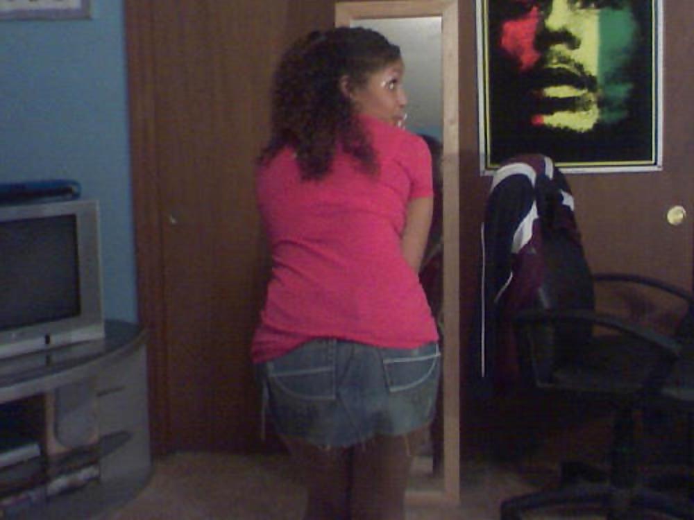 15P Beautiful Selfshot Amateur Showing Off Her Body