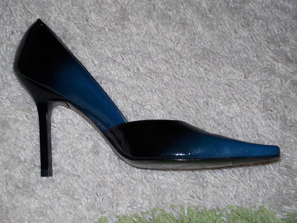 13P Blue Black pump high heels al the way serving us