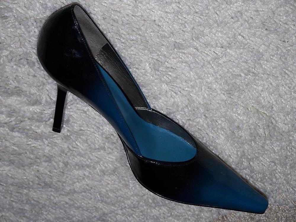 13P Blue Black pump high heels al the way serving us