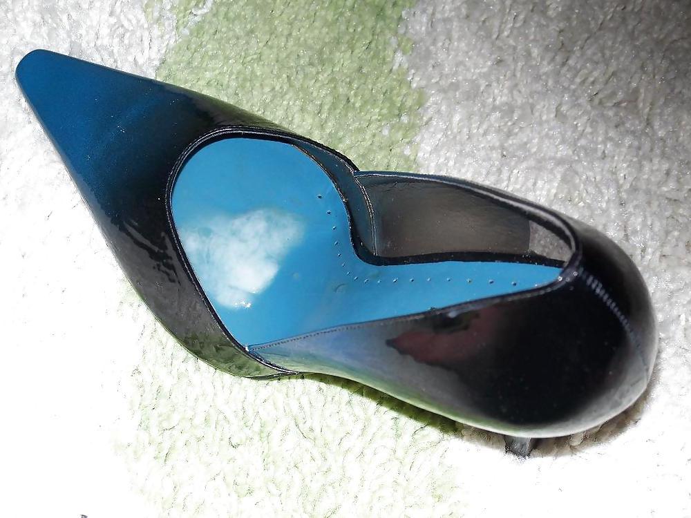 13P Blue Black pump high heels al the way serving us