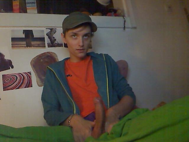 25P I don't know who this lil slut is but i want him in my bed