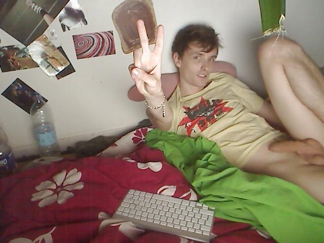 25P I don't know who this lil slut is but i want him in my bed