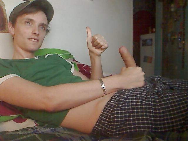25P I don't know who this lil slut is but i want him in my bed