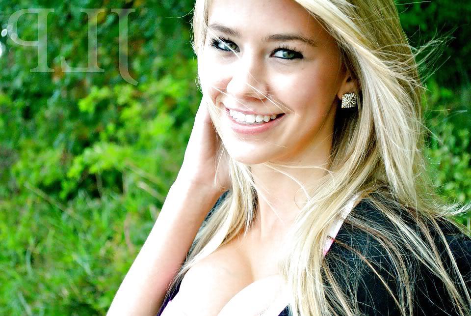 24P Busty Tits & Perfect Body - Hooters Girl, Danielle Houghton 
