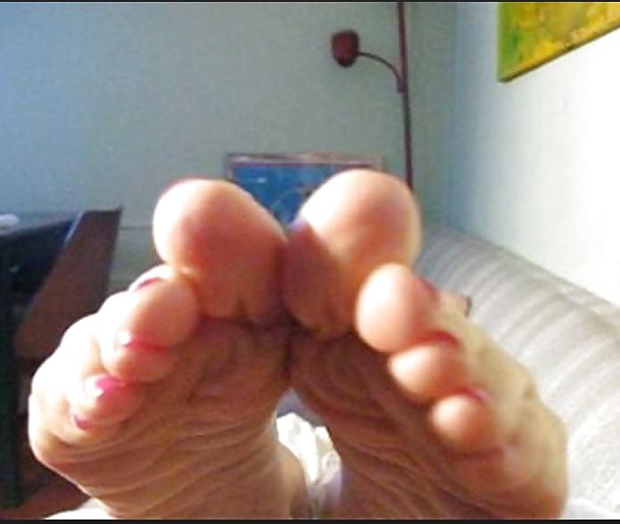 7P Some dirty feet and cum pics from a girl and her bull 