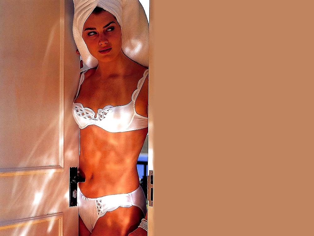 14P Brooke Shields body and feet
