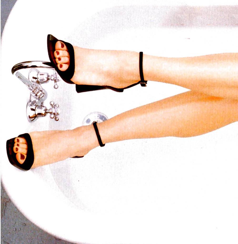 14P Brooke Shields body and feet