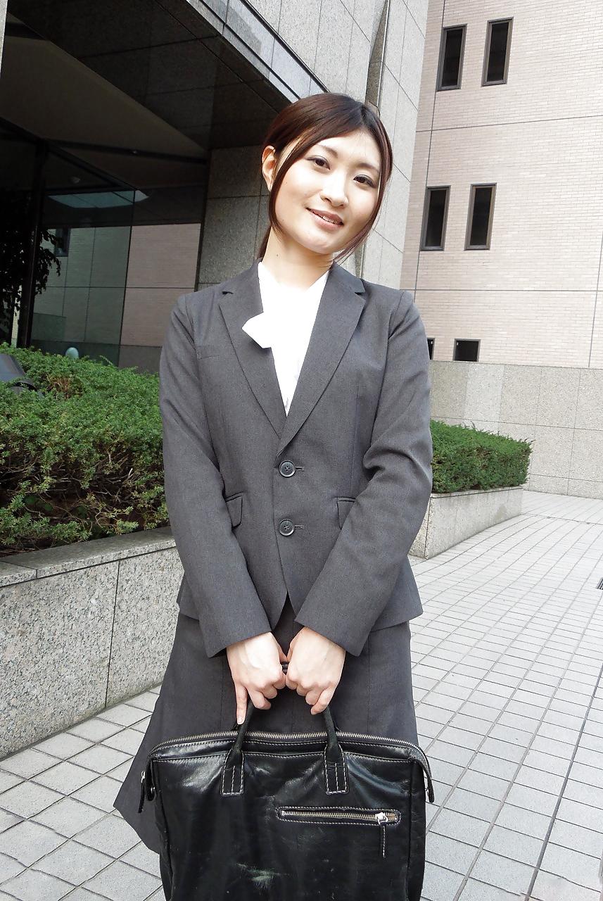 21P Japanese girl testing sex toy