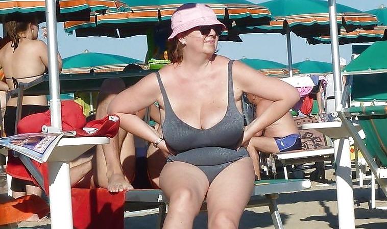 24P Mature women in swimsuite1.