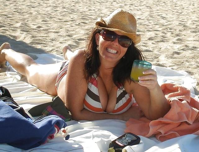 24P Mature women in swimsuite1.