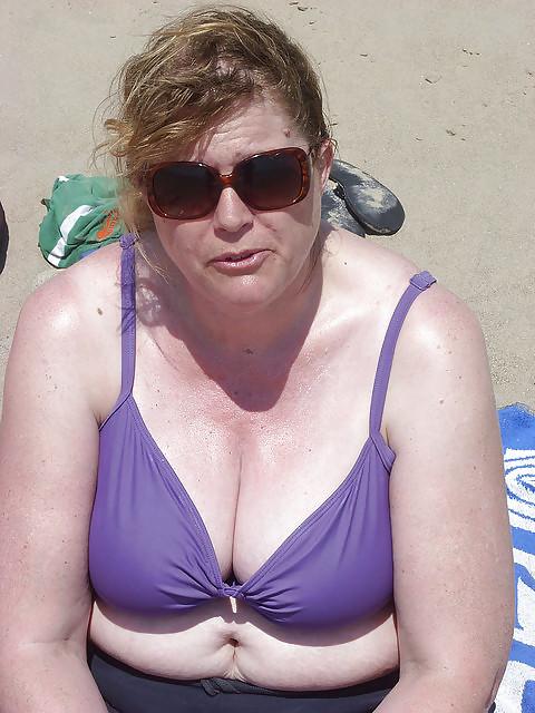 24P Mature women in swimsuite1.