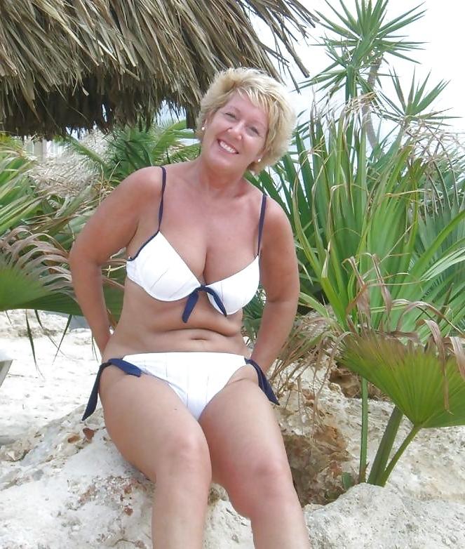 24P Mature women in swimsuite1.