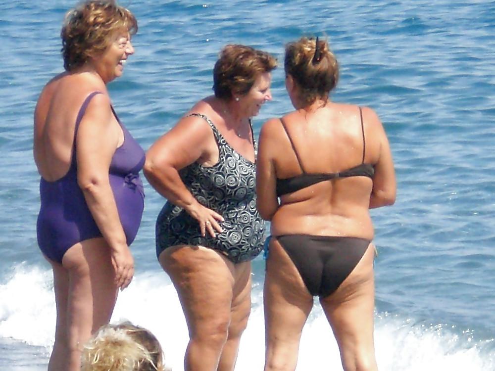 24P Mature women in swimsuite1.