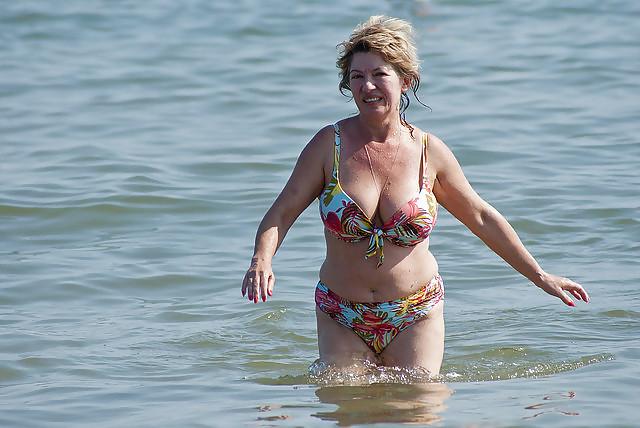 24P Mature women in swimsuite1.