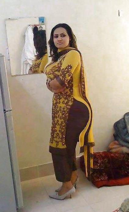 24P Pakistani sexy ladies