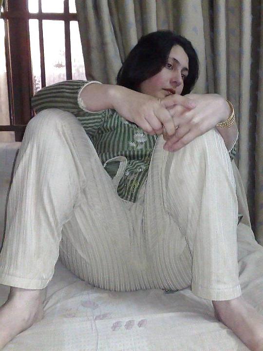 24P Pakistani sexy ladies