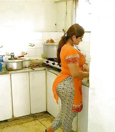 24P Pakistani sexy ladies