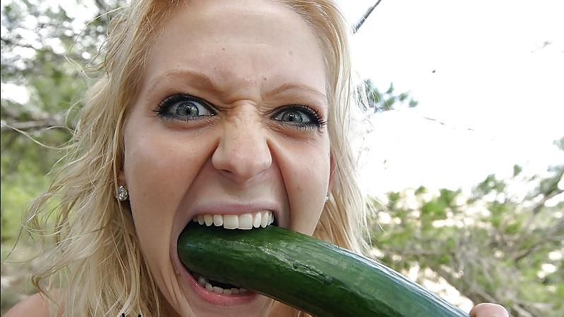 6P Anna Live Teen mit Gurke in der Fotze