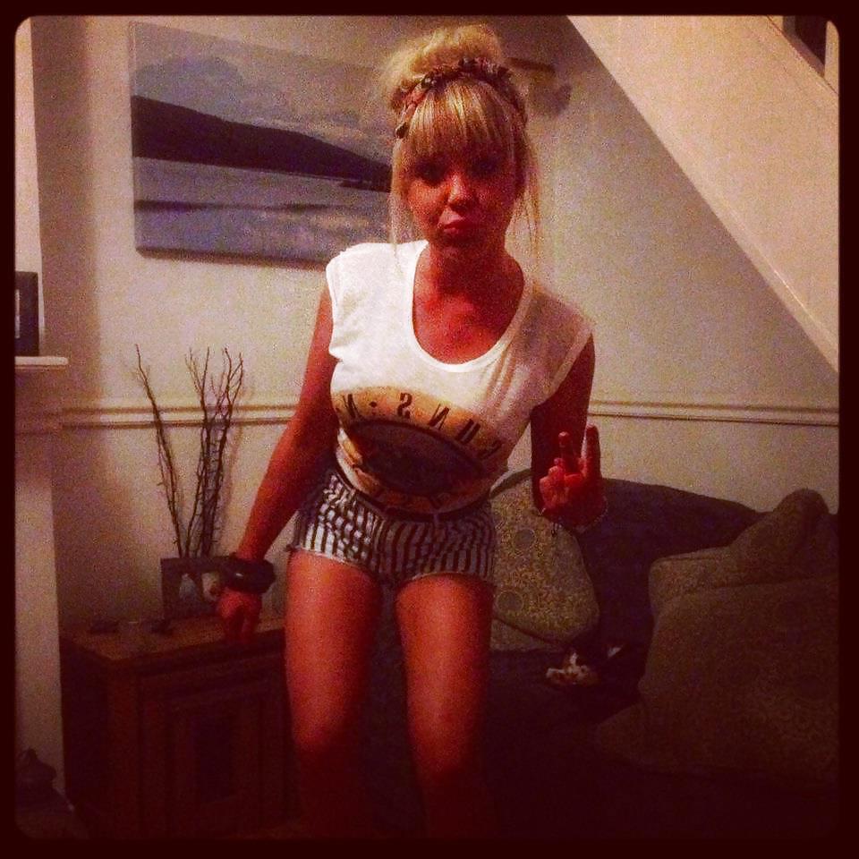 25P Sluts in little hotpants! 3