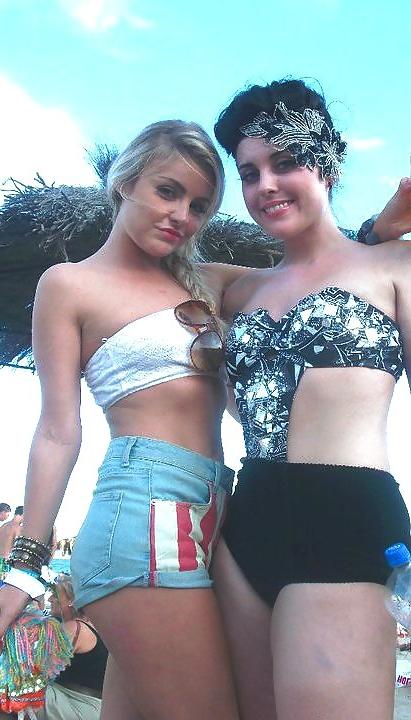 25P Sluts in little hotpants! 3