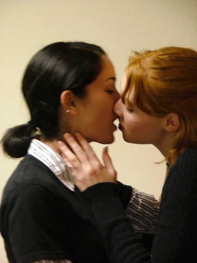 25P French kissing