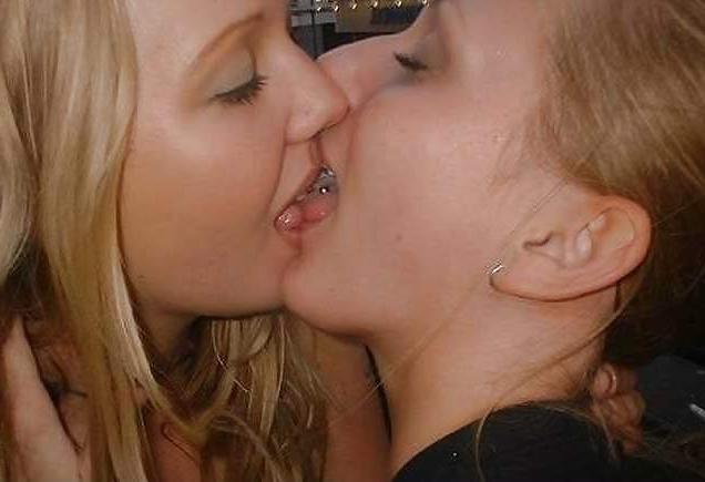 25P French kissing