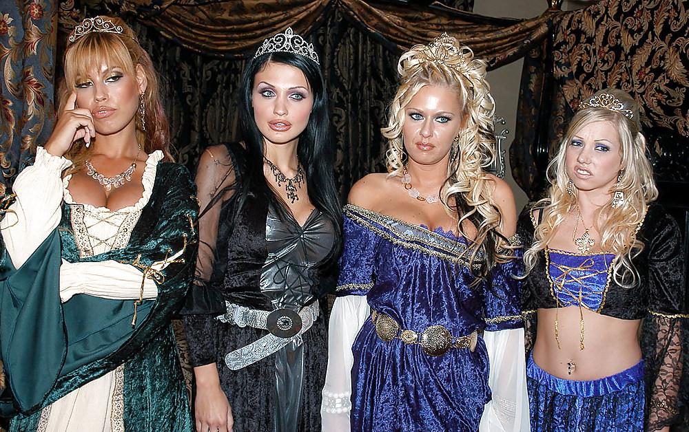 25P King & Queen Orgy With Four Servants