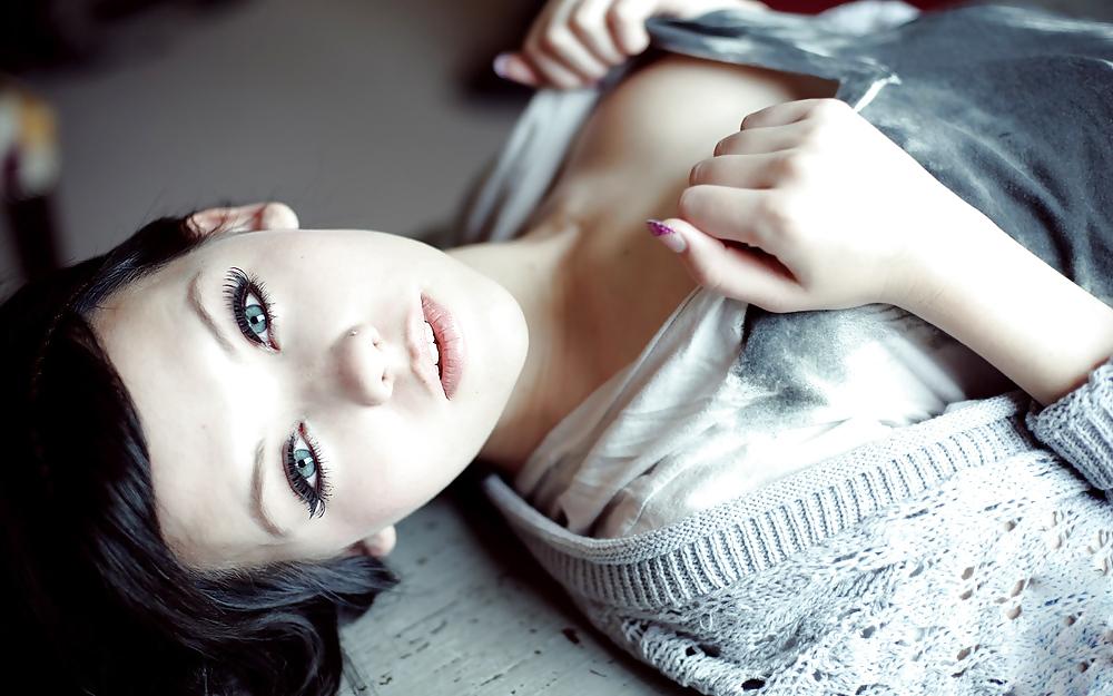 25P Young Teen with nearly perfect face and amazing body
