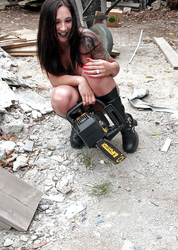15P Amelia G. - Tattoo Beauty With Chainsaw