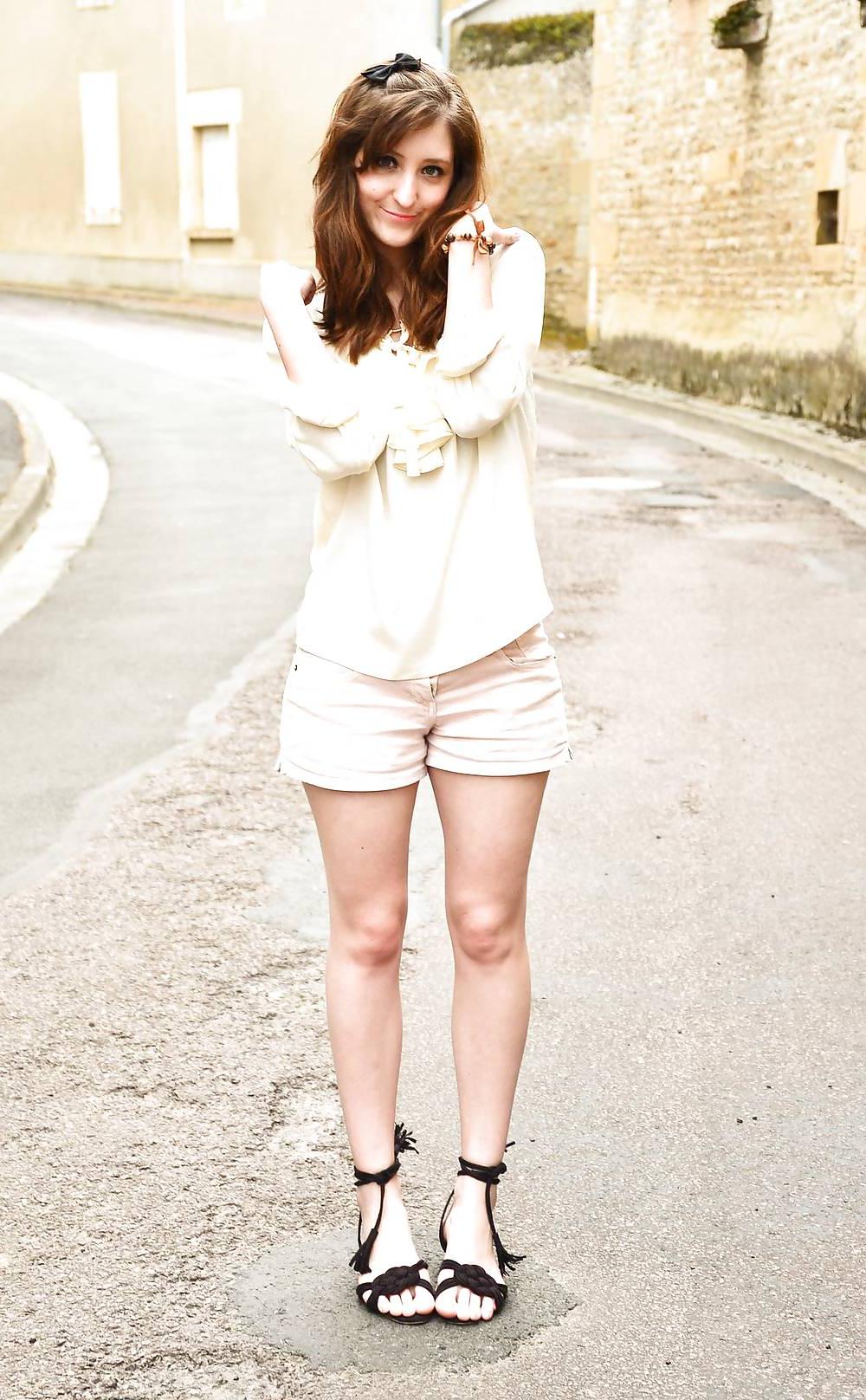 25P French bloggers Mode with sexy legs 12