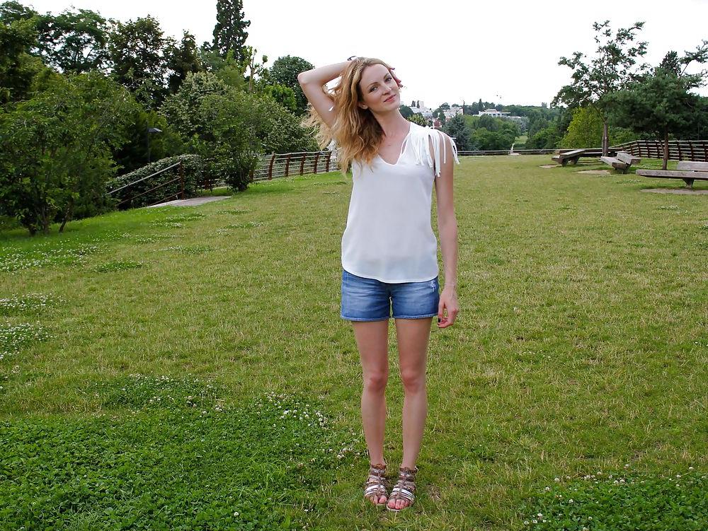 25P French bloggers Mode with sexy legs 14