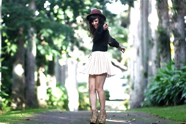 25P French bloggers Mode with sexy legs 14