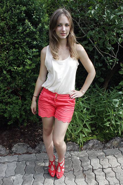 25P French bloggers Mode with sexy legs 14