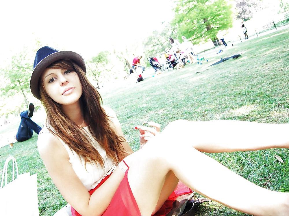 25P French bloggers Mode with sexy legs 14