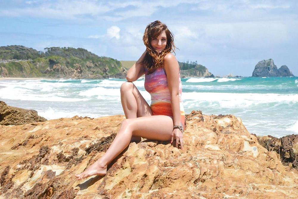 25P French bloggers Mode with sexy legs 14